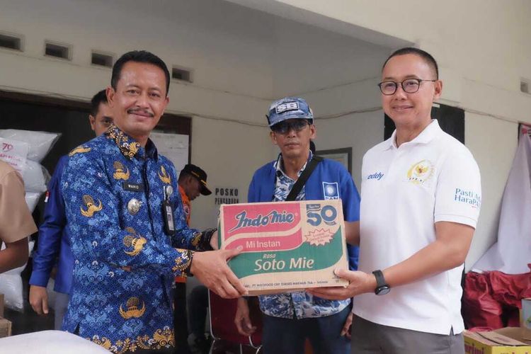 Wakil Ketua Komisi VII DPR RI dan juga Sekjen DPP PAN Eddy Soeparno saat menyerahkan bantuan kepada warga Gang Barjo di lokasi pengungsian sementara di Masjid Jami Nurul Ikhlas, Selasa (18/10/2022).