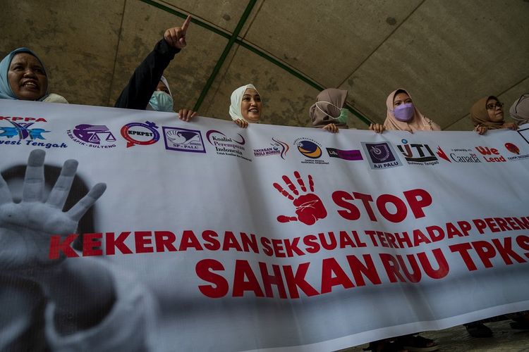 Sejumlah aktivis organisasi perempuan membawa spanduk pada Kampanye Anti Kekerasan terhadap Perempuan di Palu, Sulawesi Tengah, Jumat (10/12/2021). Selain menyerukan dihentikannya kekerasan terhadap perempuan, kampanye itu juga mendesak disahkannya Rancangan Undang-Undang (RUU) Tindak Pidana Kekerasan Seksual (TPKS) yang telah masuk dalam Prolegnas 2021. ANTARA FOTO/Basri Marzuki/rwa.
