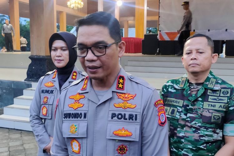 Kapolda DIY Irjen Suwondo Nainggolan dan Kapolres Kulon Progo, AKBP Nunuk Setiyowati di Jumat Curhat Polda DIY yang berlangsung di Taman Budaya Kulon Progo di Kalurahan Pengasih, Kapanewon Pengasih, Kabupaten Kulon Progo, Daerah Istimewa Yogyakarta.