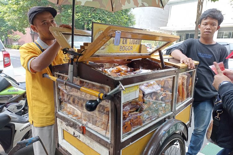 Gerobak roti Tan Ek Tjoan Bogor yang legendaris di pinggir Jalan Cikini, Jakarta Pusat, Sabtu (10/5/2025).