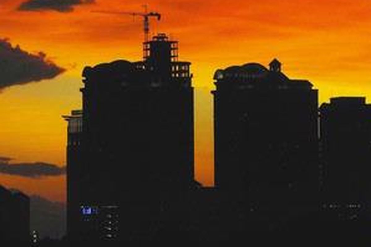 Pembangunan apartemen di kawasan Permata Hijau, Jakarta, Selasa (8/1). Bank Indonesia mempertahankan suku bunga sebesar 8 persen. Suku bunga yang stabil diharapkan dapat memberikan harapan cerah bagi iklim investasi.