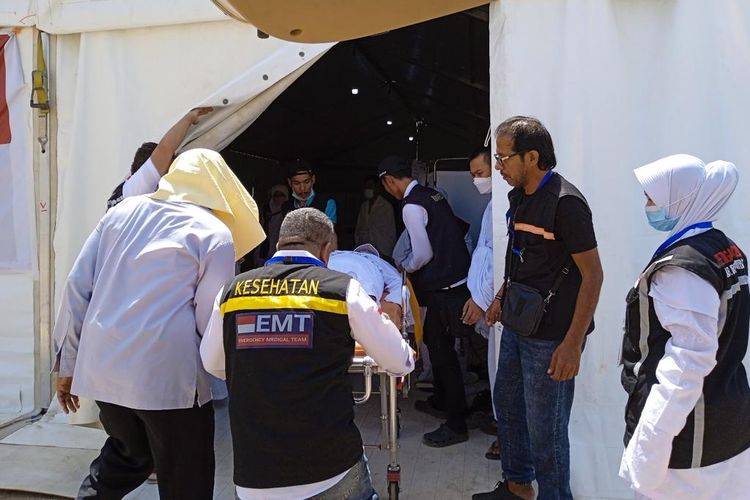 Emergency Medical Team (EMT) tengah menangani jemaah haji yang sakit. 