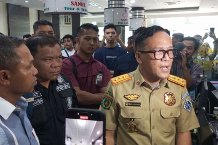 Gagal 2 Kali Temui Bos Travel Penahan Ijazah, Wamenaker Geram: Saya Bukan Preman!