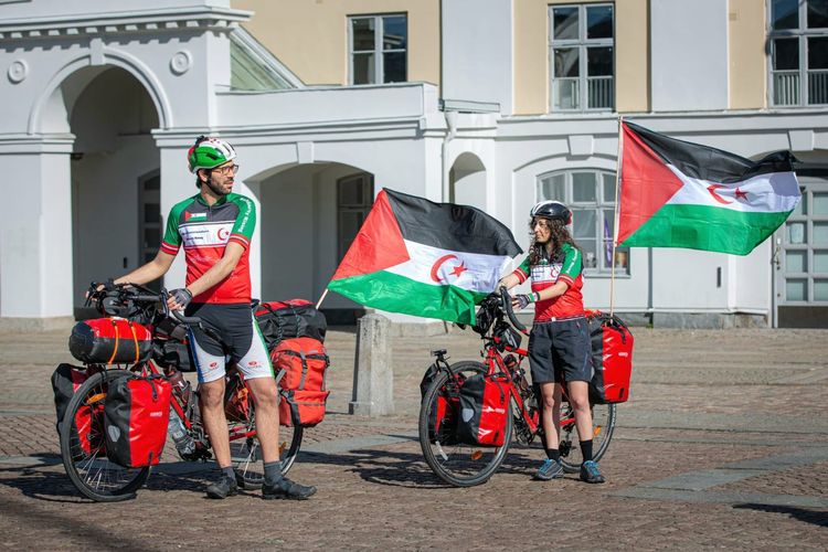 Aktivis HAM asal Swedia Benjamin Ladraa dan Sanna Ghotbi menyuarakan isu pelanggaran HAM berat yang terjadi di Sahara Barat dengan berkeliling dunia memggunakan sepeda. 