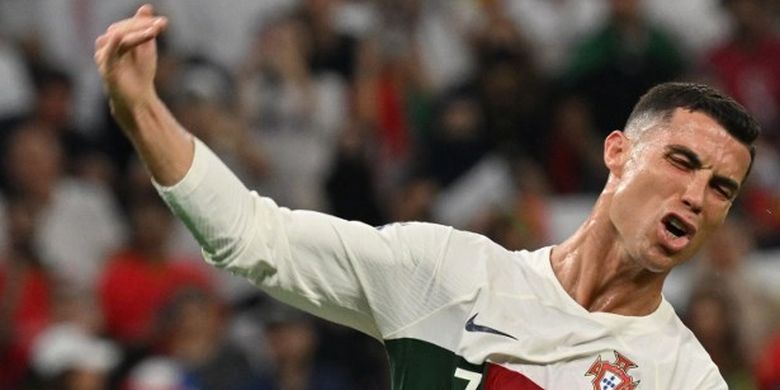 Reaksi penyerang Portugal Cristiano Ronaldo di Piala Dunia 2022 dalam pertandingan antara Korea Selatan dan Portugal di Education City Stadium, Al-Rayyan, Doha, pada Jumat (2/12/2022) malam WIB. (Photo by JUNG Yeon-je / AFP)