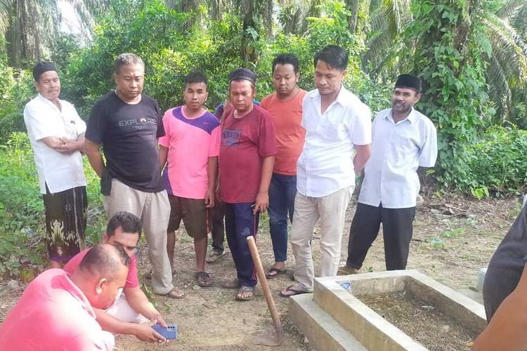 Petugas kepolisian melakukan olah TKP pada kasus makam bayi diduga dibongkar orang di TPU belakang Pasar Tandun di Kabupaten Rokan Hulu, Riau, Jumat (10/6/2022).