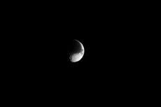 Bulan Saturnus Berwajah seperti Simbol Yin dan Yang