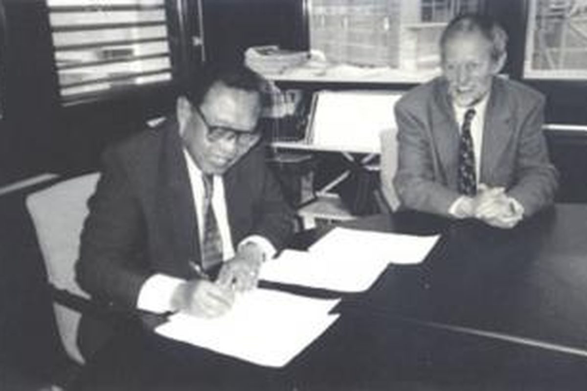 Aprilani Soegiarto saat menandatangani kontrak kerjasama PROSEA Foundation dengan Menteri Luar Negeri Belanda, A. P.M. van der Zon, pada 3 Mei 1996 di Den Haag. 