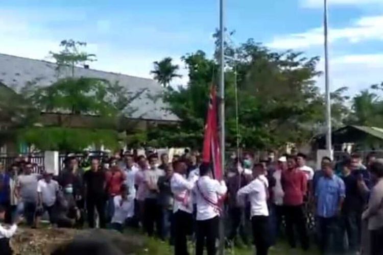 Prosesi upacara pengibaran bendera bulan bintang berlangsung di halaman Masjid At Tahrir, Desa Meunasah Manyang Kandang, Kecamatan Muara Dua, Kota Lhokseumawe, Sabtu (4/12/2021).