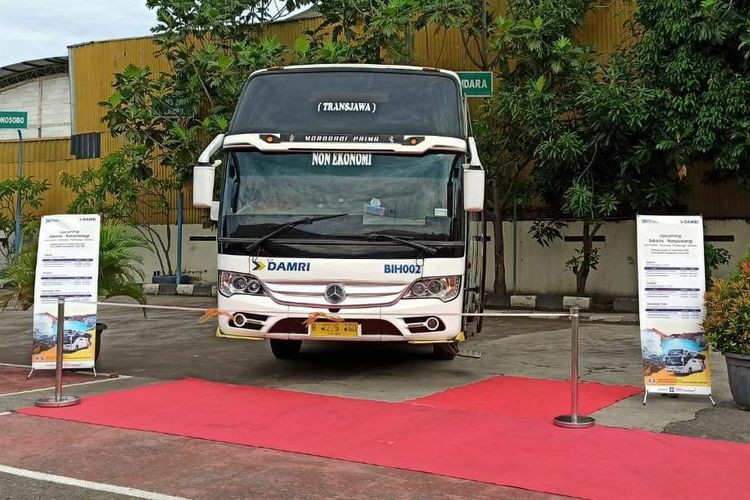 Ilustrasi Bus DAMRI baru rute Jakarta - Banyuwangi. Masyarakat dapat pesan tiket bus Damri di aplikasi Traveloka. Dengan pesan tiket bus online, masyarakat bisa membandingkan harga tiket bus dan memilihnya sesuai yang diinginkan.