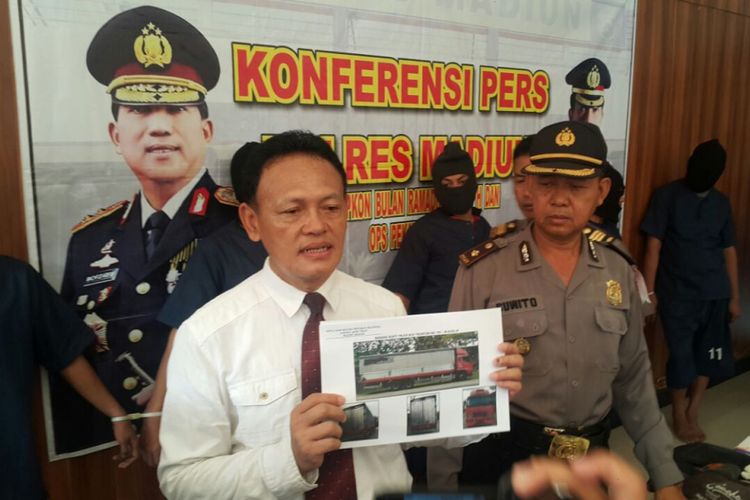 Kasat Reskrim Polres Madiun AKP Ngadiman menunjukkan truk box tronton berisi 500 karton rokok milik Bentoel Grup yang dirampok kawanan perampok di ruas Jalan Tol Madiun-Solo, Selasa (6/6/2018) 