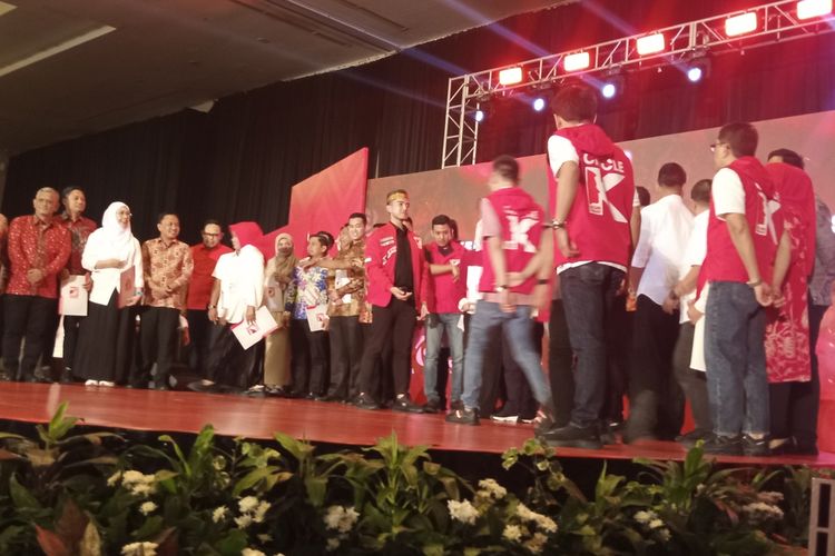 Ketua Umum (Ketum) DPP Partai Solidaritas Indonesia (PSI), Kaesang Pangarep menyerahkan surat rekomendasi dukungan kepada 20 Bakal calon kepala daerah di Sulawesi Selatan (Sulsel).