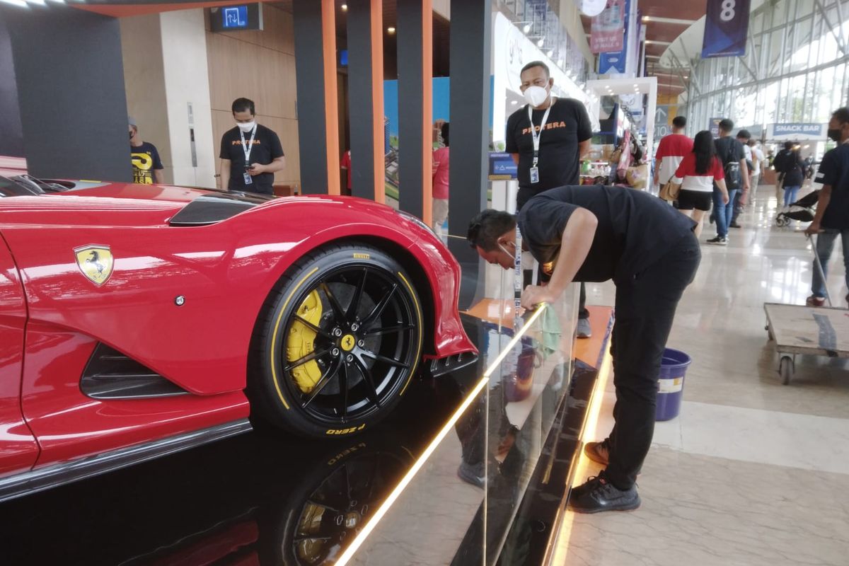 Ilustrasi tenaga kebersihan di Gaikindo Indonesia International Auto Show (GIIAS) 2022.
