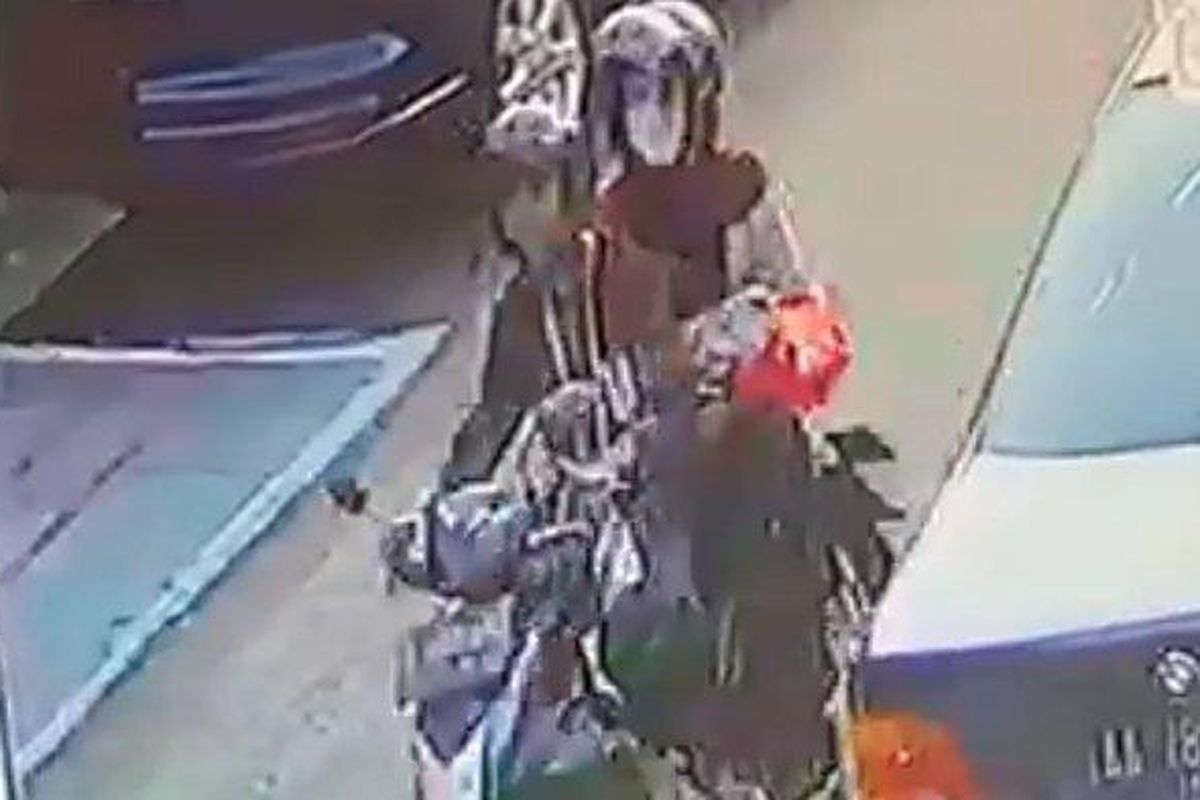 Aksi sejoli yang tega membuang bayi baru lahir terekam CCTV di kompleks perumahan Nyiur Melambai, Jalan Kelapa Muda III, RT 007 RW 007 Kelurahan Tugu Utara, Koja, Jakarta Utara. (Dok. Istimewa). 