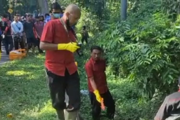 Polisi melakukan olah TKP penemuan mayat di Jalan Raya Denpasar - Gilimanuk, Desa Melaya, Kecamatan Melaya, Kabupaten Jembrana, Provinsi Bali, Selasa (23/8/2022).