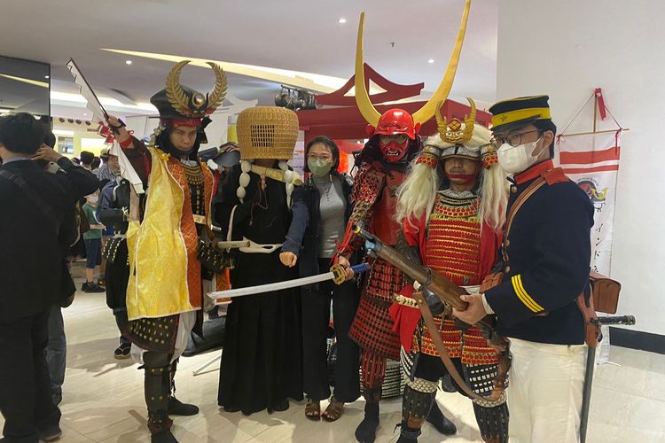 Pengunjung yang berfoto dengan para cosplayer dalam Festival Jak-Japan Matsuri di fX Sudirman, Jakarta Pusat, Minggu (16/10/2022). 