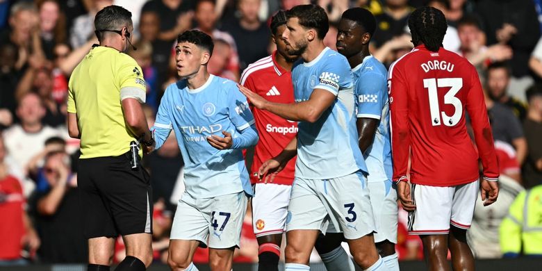 Phil Foden (kedua dari kiri) bereaksi terhadap keputusan wasit Michael Oliver yang memberikannya kartu merah dalam pertandingan sepak bola Liga Inggris Manchester United vs Manchester City di Old Trafford di Manchester, barat laut Inggris, pada 13 September 2026. (Foto oleh Paul ELLIS / AFP)