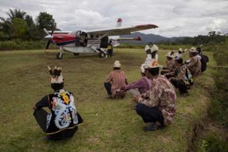 Warga Desa Long Sule, Kecamatan Kayan Hilir, menyambut rombongan Bupati Malinau Yansen TP untuk merayakan Natal bersama di desa mereka, 1 Desember 2014. Desa ini merupakan salah satu desa yang terletak di perbatasan Indonesia - Malaysia.