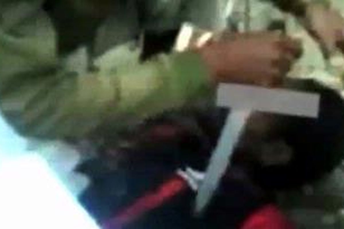 Salah satu cuplikan adegan penyiksaan terhadap seorang warga Papua yang diduga terlibat dalam Organisasi Papua Merdeka (OPM).