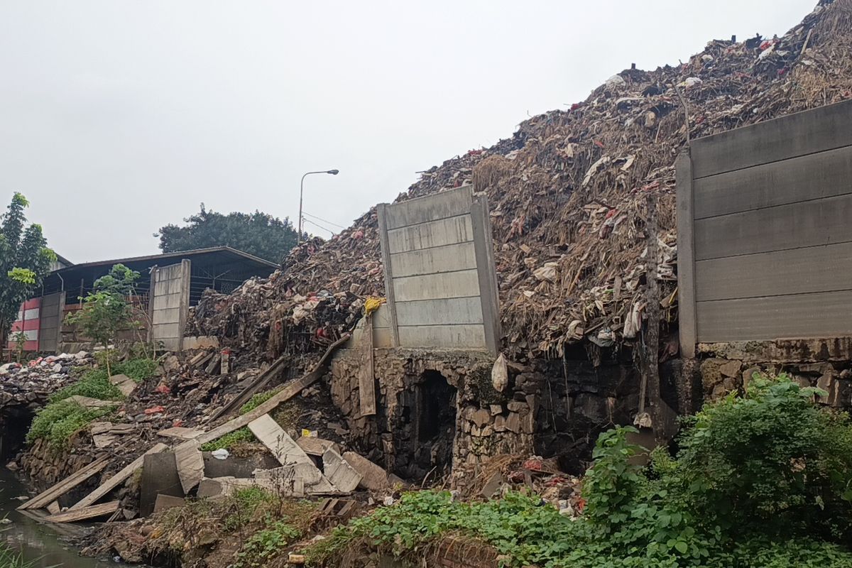 Sampah Menggunung di Pasar Induk Kramat Jati, Warga Terganggu Bau Busuk! Sampah Menggunung di Pasar Induk Kramat Jati, Warga Terganggu Bau Busuk!
