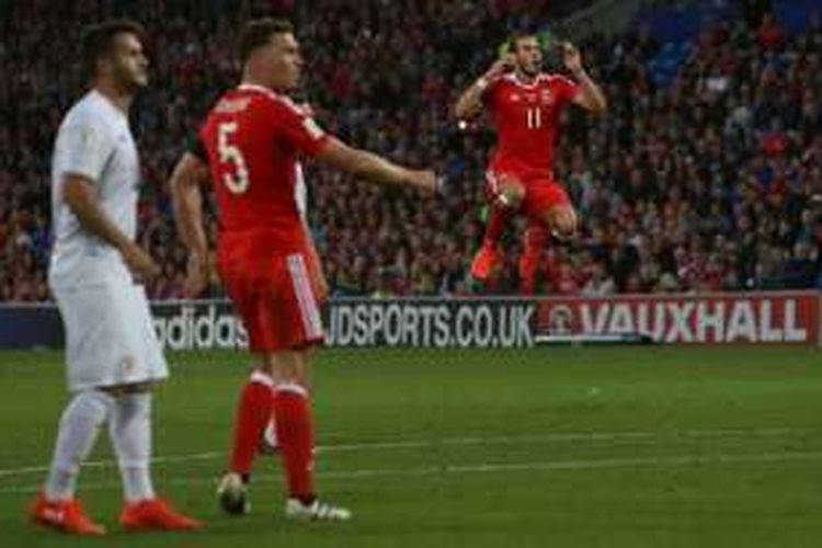 Pemain Wales, Gareth Bale, menunjukkan ekspresi kecewa setelah tendangan bebasnya gagal menembus gawang Georgia, Minggu (9/10/2016). 