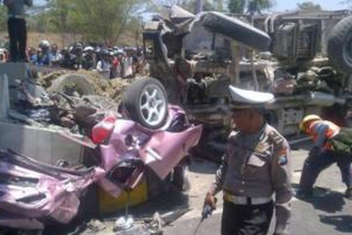 Kecelakaan terjadi di pintu loket Suramadu sisi Madura, Selasa (23/9/2014). 
