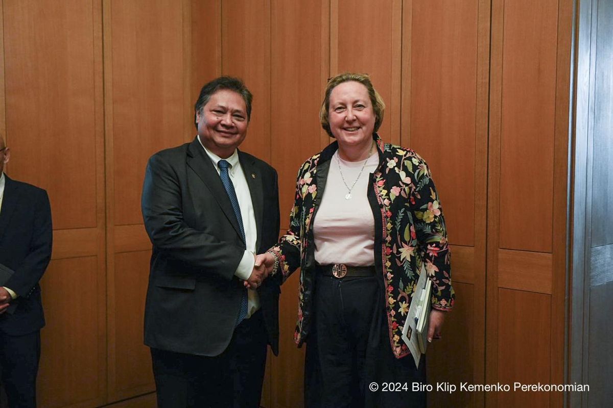 Menteri Koordinator (Menko) Bidang Perekonomian Airlangga Hartarto berjabat dengan Menteri Negara Inggris untuk Indo-Pasifik Anne-Marie Trevelyan.