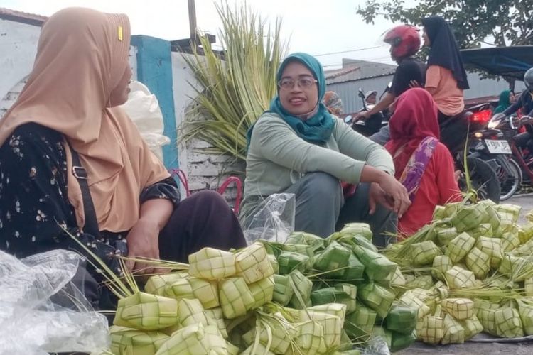 Pedagang cangkang ketupat atau cetakan dari janur daun kelapa muda yang dianyam kini sudah mulai memadati pasar-pasar tradisional di Kota Tegal, Jawa Tengah jelang H-2 Lebaran, Senin (8/4/2023). 