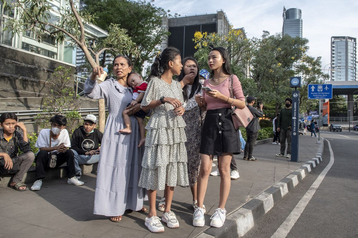Warga berbincang di kawasan Taman Stasiun MRT Dukuh Atas, Jakarta, Kamis (14/7/2022). Pemprov DKI Jakarta akan menertibkan masyarakat yang duduk-duduk dan berkumpul di kawasan tersebut diatas pukul 22.00 WIB, sesuai ketentuan Pemberlakuan Pembatasan Kegiatan Masyarakat (PPKM) level 1. ANTARA FOTO/Muhammad Adimaja/rwa.