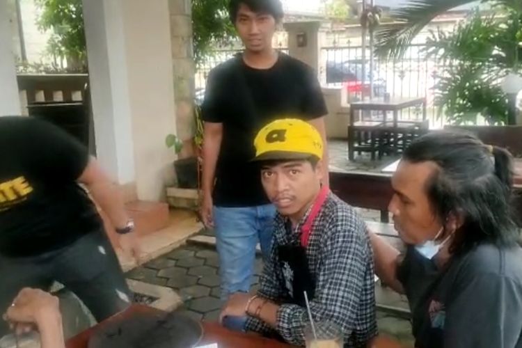 Wajah AT (topi kuning) alias Kate terlihat kebingungan saat dibekuk jajaran Kepolisian Sektor Makasar di wilayah Jatiwaringin, Pondok Gede, Bekasi, pada Kamis (4/8/2022) sore. AT merupakan penjambret yang beroperasi di wilayah Jakarta Timur. Ia beraksi bersama rekannya, MC (19).