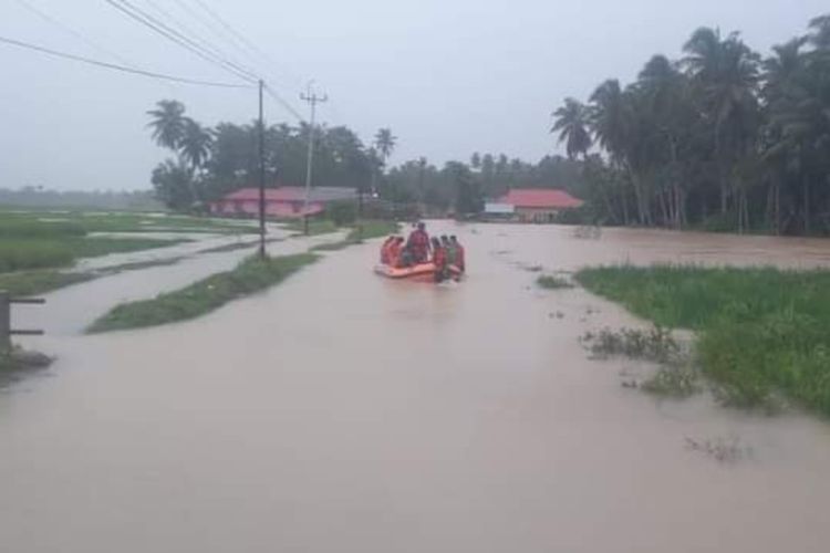 Banjir melanda 11 kecamatan di Padang Pariaman. Satu orang warga meninggal dunia, Sabtu (18/12/2021). Terlihat warga dievakuasi
