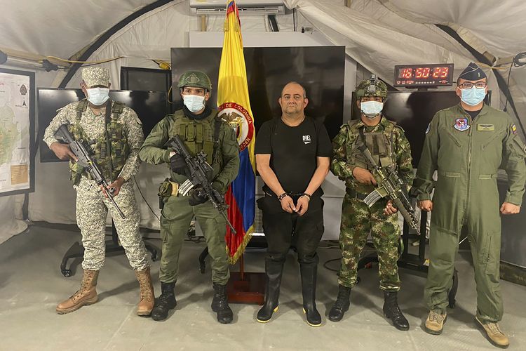 Foto yang dirilis Biro Pers Kepresidenan Kolombia menunjukkan salah satu gembong narkoba terkenal di sana, Dairo Antonio Usuga atau Otoniel dipamerkan di media di pangkalan militer Necocli, Kolombia, pada Sabtu 23 Oktober 2021.