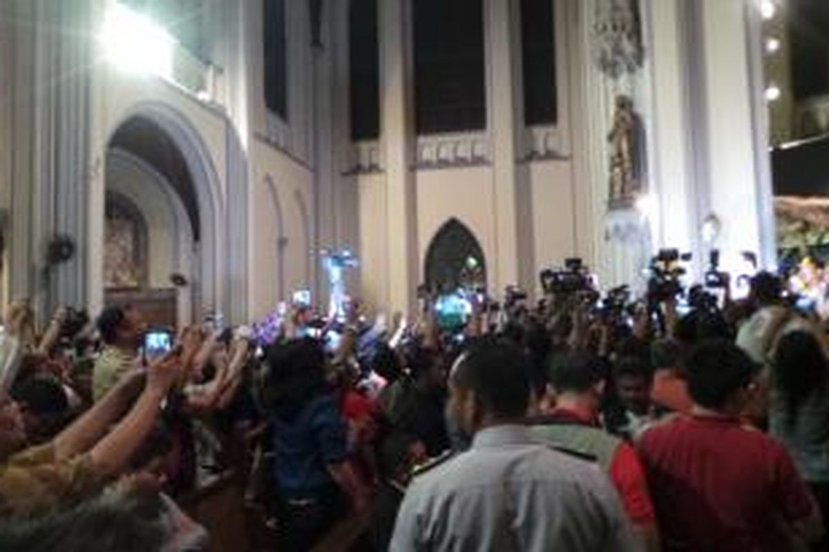 Jemaat gaduh saat Gubernur DKI Jakarta Basuki Tjahaja Purnama menghadiri misa Natal di Gereja Katedral, Kamis (24/12/2015) malam.