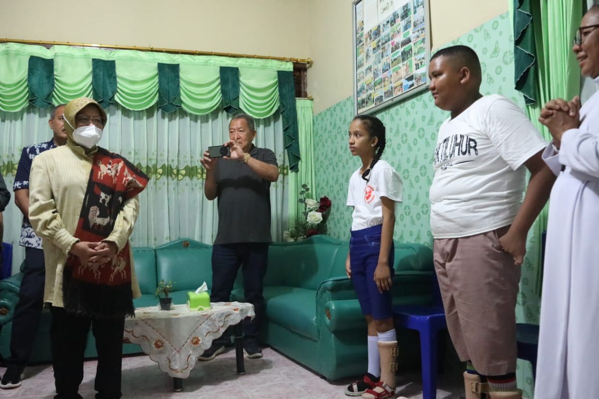 Menteri Sosial RI, Tri Rismaharini menyerahkan alat bantu untuk 53 penyandang disabilitas fisik seperti kruk, tongkat kaki tiga, kursi roda, kaki palsu, dan tangan bionic dalam kegiatan Bakti Sosial Kemensos yang berlangsung di Yayasan Bakti Luhur, Kabupaten Sumba Timur Sabtu, 18 Mei 2024. Mensos Risma tampak berbincang akrab dengan dua anak penerima kaki palsu.
