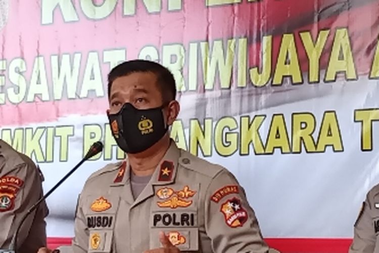 Kepala Biro Penerangan Masyarakat Divisi Humas (Karopenmas Divhumas) Polri Brigjen Rusdi Hartono (ketiga dari kiri) menyampaikan paparan terkait perkembangan terkini identifikasi korban di RS Polri Kramatjati, Jakarta Timur, Minggu (10/1/2021).