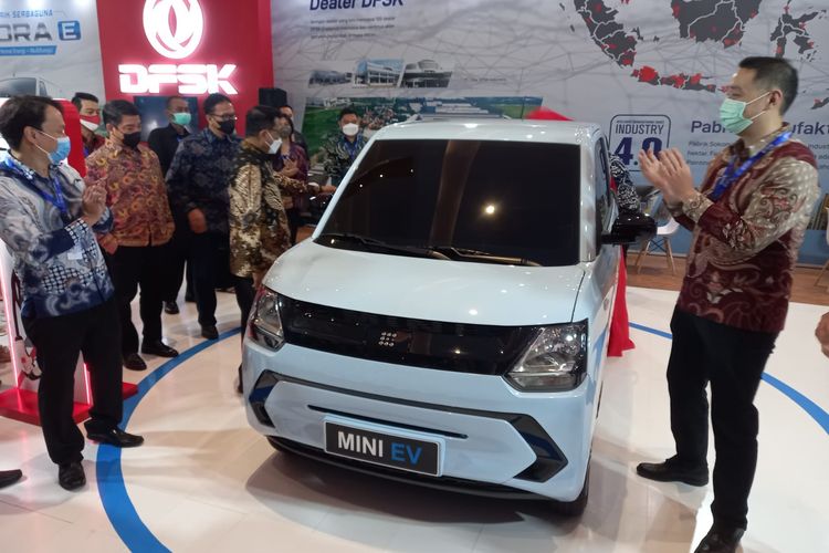 DFSK Indonesia memperkenalkan mobil listrik mini di ajang PEVS 2022, JIEXpo, Kemayoran, Jakarta Pusat.