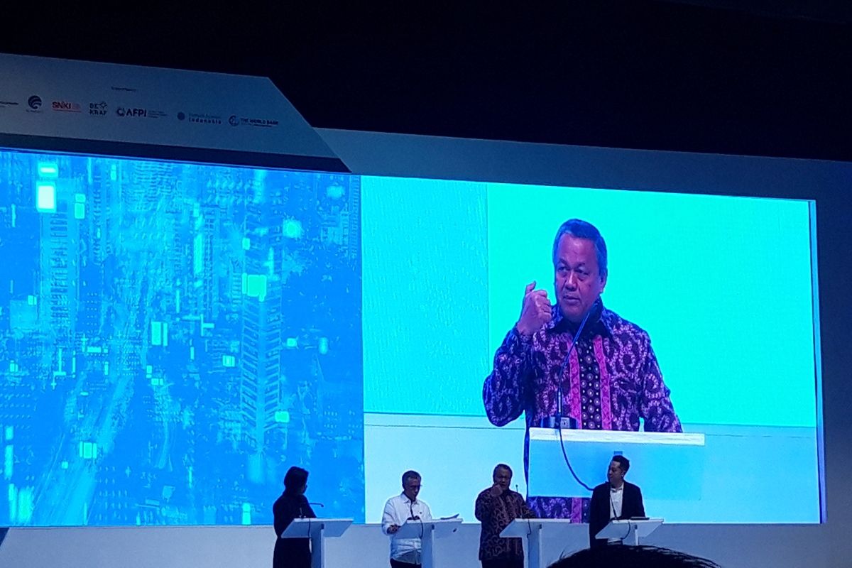 Gubernur Bank Indonesia (BI) Perry Warjiyo ketika memberikan paparan di acara Indonesia Fintech Summit and Expo 2019 di Jakarta, Senin (23/9/2019).