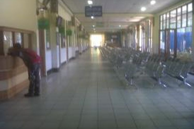 Gedung poliklinik RSUDAM Lampung terpantau sepi dari aktivitas pelayanan kesehatan, petugas terpaksa memulangkan pasien Carena ketiadaan dokter yang praktek.(k84-13)
