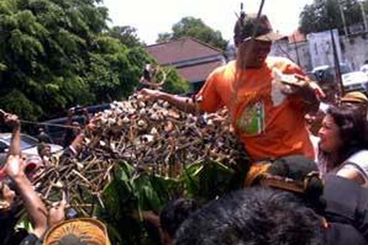 Gunungan berisi hasil bumi diperebutkan  dalam acara Grebeg Besar dalam rangka Hari Raya Idul Adha tahun 2009, Jumat (27/11) di Keraton  Surakarta.