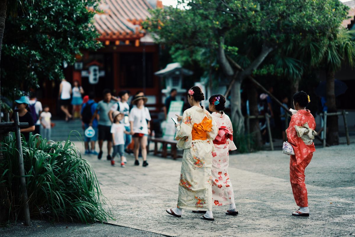 Ilustrasi orang berpakaian kimono di Okinawa, Jepang.