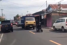 Video Emak-emak Naik Sepeda Listrik Roda Tiga Bukan di Jalurnya