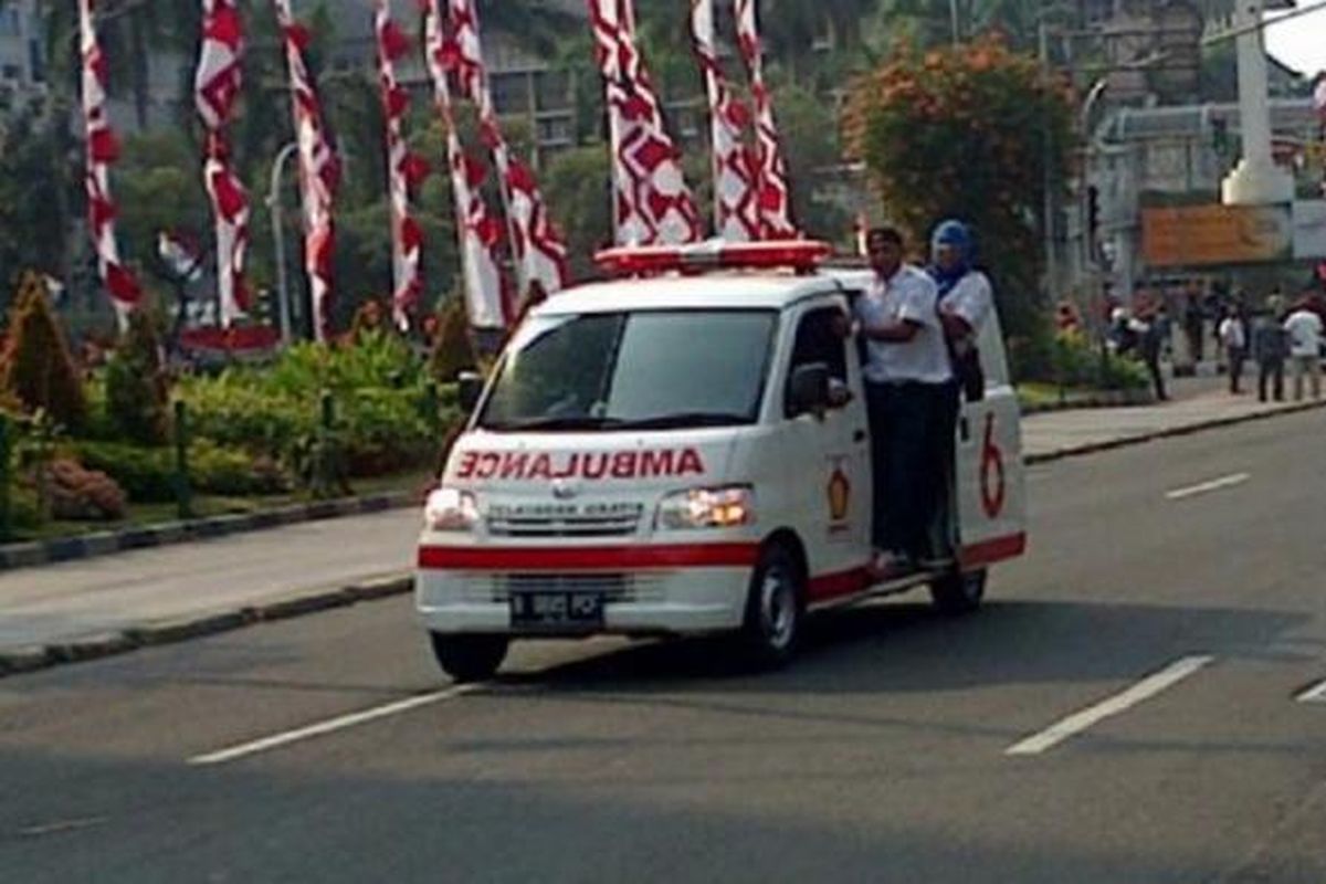 Ambulans Gerindra hilir mudik di Jalan Thamrin, Jakarta Pusat, Kamis (21/8/2014).