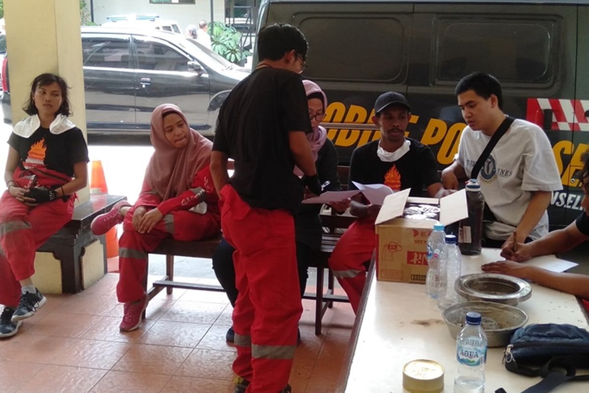 Lima pemuda yang panjat patung Pancoran di Jakarta Selatan, Rabu (23/10/2019). Kini sedang jalani pemeriksaan di Polsek Tebet