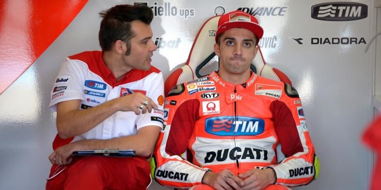 Pebalap Ducati asal Italia, Andrea Iannone (kanan), berdiskusi dengan tim saat menjalani sesi latihan bebas keempat GP Spanyol di Sirkuit Jerez, Sabtu (2/5/2015).