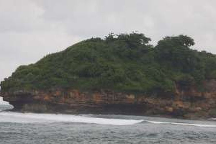 Pantai Watu Karung di Desa Watu Karung, Kecamatan Pringkuku, Kabupaten Pacitan, Jawa Timur, salah satu tempat paling menantang bagi peselancar profesional karena gulungan ombaknya tinggi hingga 5 meter. Peselancar asing umumnya tinggal paling singkat sepekan di rumah-rumah penduduk untuk menjajal ombak dan menikmati panorama di pantai yang berjarak sekitar 25 kilometer dari kota Pacitan.