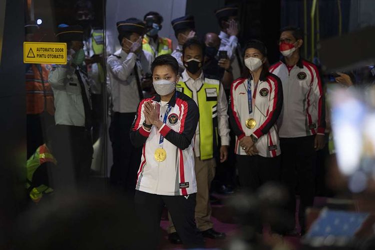 Pebulu tangkis ganda putri peraih medali emas Olimpiade Tokyo 2020, Apriyani Rahayu (tengah) dan Greysia Polii (kedua kanan) tiba di Bandara Soekarno Hatta, Tangerang, Banten, Rabu (4/8/2021).  Selain Greysia dan Apriyani, pebulu tangkis Anthony Ginting, Praveen Jordan, lifter Rahmat Erwin Abdullah, Nurul Akmal, petembak Vidya Rafika, sprinter Lalu Muhammad Zohri, dan Alvin Tehupeiory juga termasuk dalam kloter terakhir kepulangan kontingen Indonesia dari Olimpiade Tokyo.