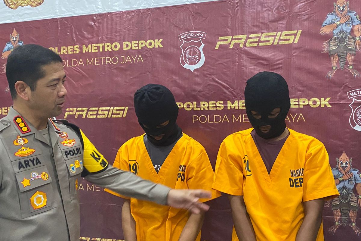 Kapolres Metro Depok Kombes (pol) Arya Perdana bersama dua pelaku pengedar narkoba di Polres Depok, Selasa (30/4/2024).
