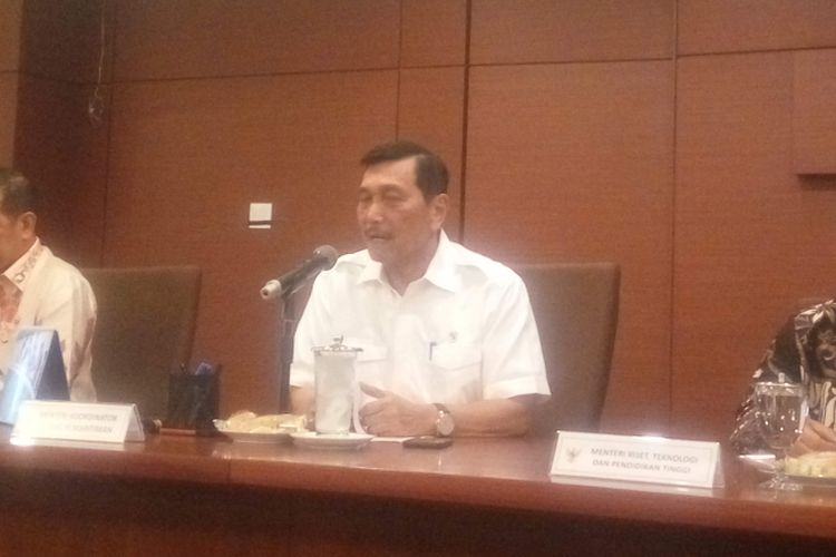 Menteri Korrdinator Bidang Kemaritiman Luhut Binsar Pandjaitan (tengah) saat acara afternoon tea di kantor Kemenko Maritim, Jakarta, Jumat (11/5/2018).