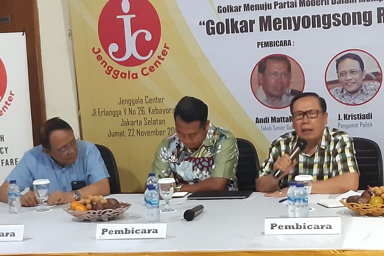 Tokoh senior Partai Golkar Andi Mattalata (kanan) dalam diskusi publik yang berlangsung di kantor Jenggala Center, Jakarta, Jumat (22/11/2019).
