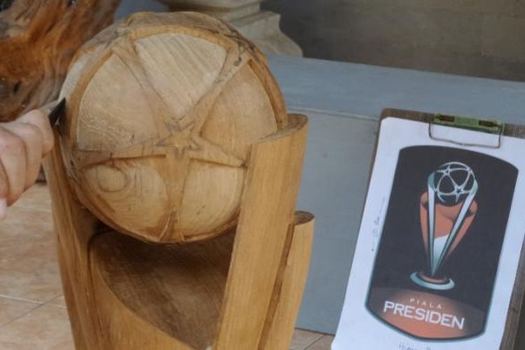 Trofi Piala Presiden terbuat dari kayu jati Bojonegoro.